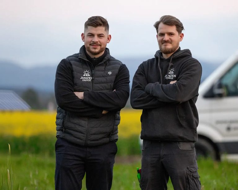 Janik und Mario Janzen, Gründer von Janzen Energie, vor Rapsfeld und Firmenfahrzeug
